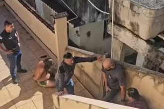 Filhos são presos por esconder cadáver do pai em casa por seis meses
