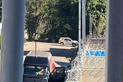 Os policiais encontraram a porta da residência trancada e precisaram arrombá-la -  (crédito: ReproduÃ§Ã£o Redes Sociais)