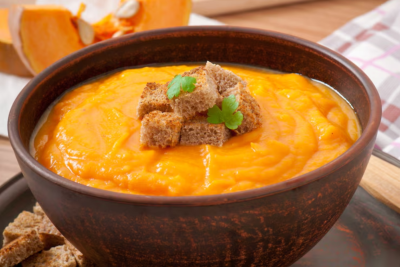 Aveludada, nutritiva e com o toque picante do gengibre, essa sopa é a escolha certa para os dias frios -  (crédito: Freepik)