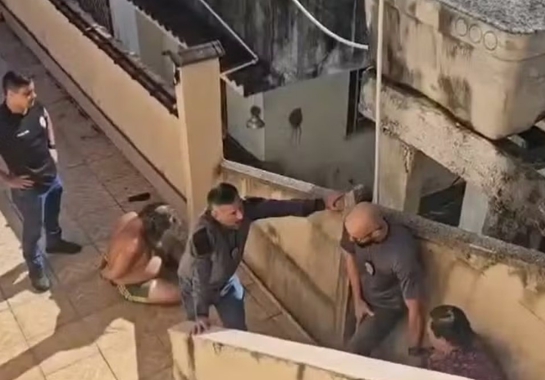 Filhos são presos por esconder cadáver do pai em casa por seis meses