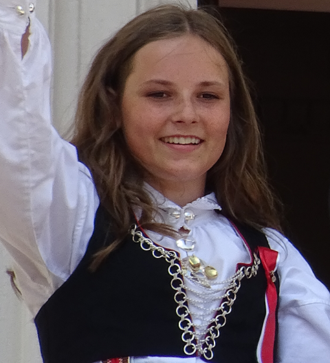 Princesa Ingrid Alexandra da Noruega - Filha do príncipe herdeiro Haakon e da princesa Mette-Marit, Ingrid Alexandra é a segunda na linha de sucessão ao trono norueguês. Pratica esportes como esqui e kickboxing, e já participa de eventos oficiais. Sua educação é focada em preparar para a futura liderança do país.-Aeltegop / commons wikimedia