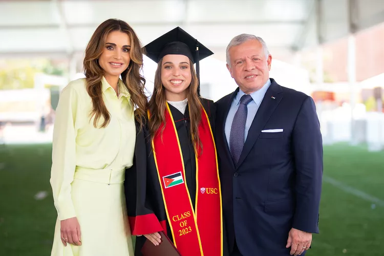 Princesa Salma da Jordânia - Filha da rainha Rania e do rei Abdullah II da Jordânia, a princesa Salma é uma das figuras mais admiradas do Oriente Médio. Estudiosa e ativa, ela se dedica a causas de educação e cultura. Embora não esteja na linha de sucessão, continua sendo uma importante figura pública.-Divulgação Royal Hashemite Court