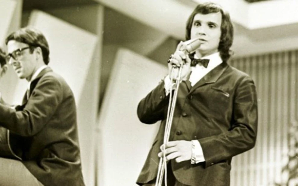 Roberto Carlos ou a fazer sucessos nos anos 60, durante a chamada era dos festivais, com o surgimento da Jovem Guarda. O movimento carregou o nome de um programa apresentado pelo trio Roberto Carlos, Erasmo Carlos e Wanderléa aos domingos na TV Record. 

