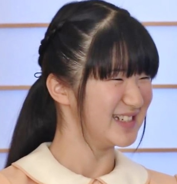 Princesa Aiko do Japão - Filha do imperador Naruhito e da imperatriz Masako, Aiko, também conhecida como Princesa Toshi, é uma das figuras mais amadas do Japão. Apesar de ser uma princesa, ela não pode suceder ao trono imperial japonês devido à tradição de sucessão masculina na família imperial.-reprodução instagram