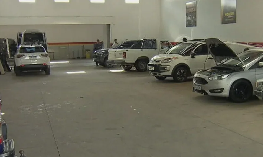 As oficinas que fazem colocação de película orientam que ela seja trocada a cada 3 anos, justamente para evitar o surgimento de bolhas. 