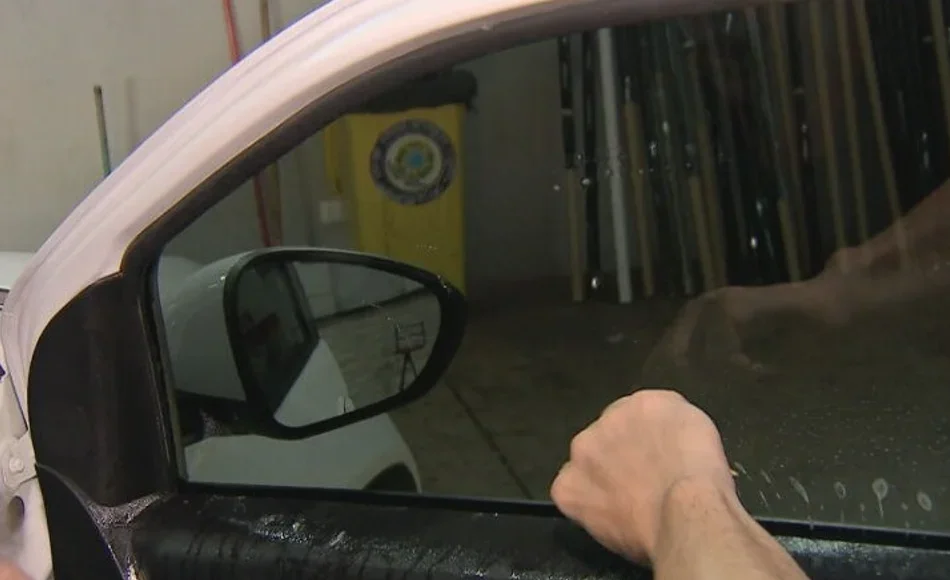 Isso significa que películas já colocadas anteriormente, que estiverem mais escuras do que o novo percentual exigido, devem ser trocadas. 