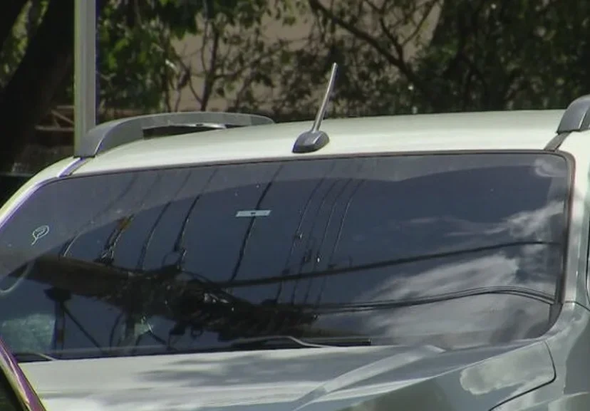 A película mais forte também ajuda a evitar o estilhaçamento em caso de acidente com o carro. 