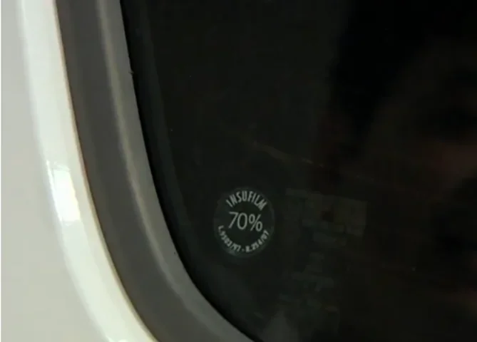 Além de seguir a regra da transparência da película, o motorista deve verificar se a empresa colocou um selo que especifica o percentual. Tem que ficar visível para os fiscais. 