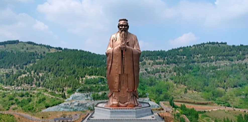 Confúcio do Monte Ni (China) - 72m. Fica na cidade de Qufu. Segundo a lenda, Confúcio - filósofo de grande relevância na formação cultural chinesa - nasceu no Monte Ni e foi criado um tigre e uma águia.  
