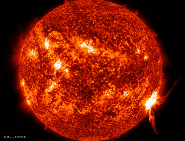 Em 2024, vários cientistas manifestaram preocupação com relação a uma gigantesca tempestade solar que poderia causar um "apocalipse" na internet, que poderia durar meses.