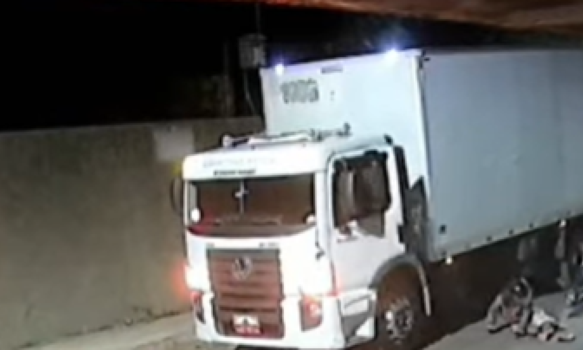 Motociclista ficou a poucos centímetros da roda traseira do caminhão -  (crédito: Imagem: @radarnoticias24h/Reprodução)