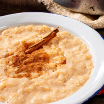 Canjica cremosa com coco e leite condensado: receita perfeita para o frio - Freepik