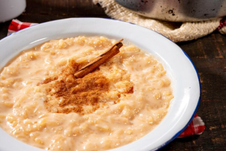 Canjica cremosa com coco e leite condensado: receita perfeita para o frio