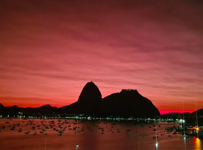 Rio de Janeiro- Quem nasce na capital do Rio de Janeiro é Carioca. A cidade, fundada em 01/03/1565, tem cerca de 6,2 milhões de habitantes.