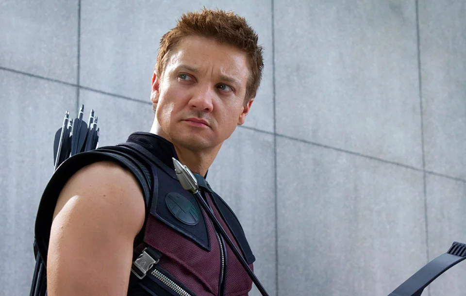 Na entrevista ao podcast, Renner disse que em conversa com os executivos do estúdio deu uma resposta espirituosa ao ouvir a oferta salarial, mencionando acidente de 2023 que quase tirou sua vida: “Eu fiquei: ‘Desculpa? Você achou que era só metade do Jeremy porque fui atropelado? Talvez seja por isso que você quer me pagar metade do que eu ganhei na primeira temporada”. 

