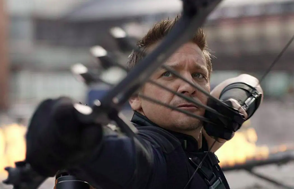 Jeremy Renner tem 54 anos, completados em 07/01. Ele possui longa carreira no cinema e seu papel de maior projeção é mesmo o Gavião Arqueiro dos "Vingadores", da Marvel. Ele vive o personagem desde 2012.