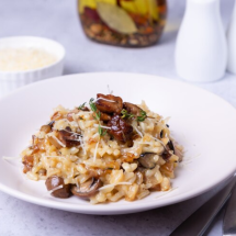 Risoto de cogumelos e vinho branco: aprenda uma receita prática e rápida - Freepik