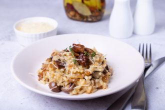 Risoto de cogumelos e vinho branco: aprenda uma receita prática e rápida
