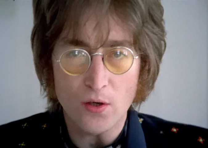 Lennon, por exemplo, se inspirou no estilo de Holly, adotando os óculos de aro grosso como um símbolo de sua própria imagem de roqueiro. Os Beatles, inclusive, batizaram sua banda em homenagem aos Crickets.-reprodução youtube