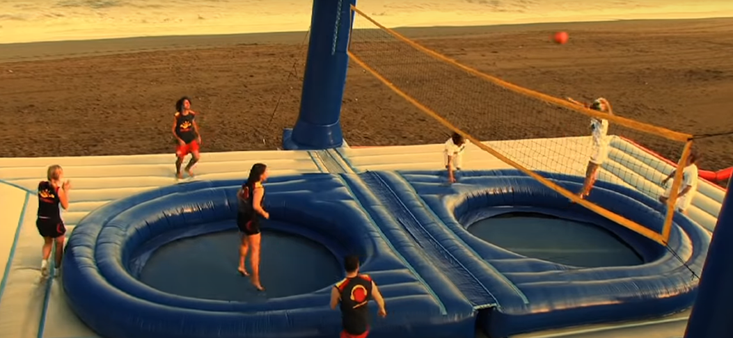 Bossabol - Mistura de futebol, vôlei, capoeira, ginástica, tudo isso numa quadra de colchão inflável com dois trampolins. Os participantes jogam ao som de música. Os juízes têm mesa de DJ, microfone, apito e instrumentos de percussão.  -YouTube New Sports
