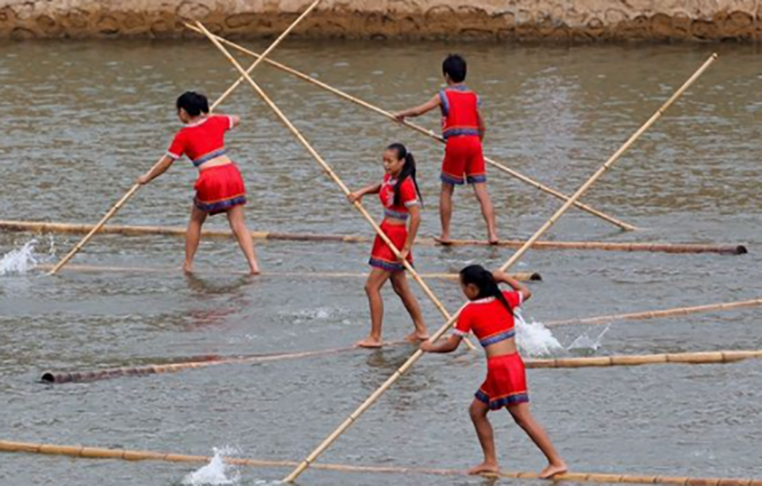 Corrida sobre Varas de Bambu -  Tradicional em Guizhou, no sudoeste da China. Os competidores ficam num mastro de 7 metros de comprimento e usam uma vara mais fina como remo. -reprodução Bamboo Drift Racers
