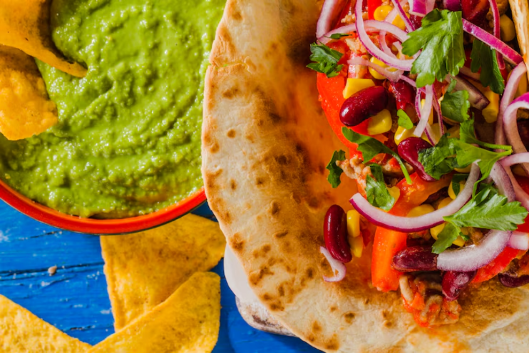 É possível preparar tacos mexicanos com carne e guacamole em casa, de forma prática