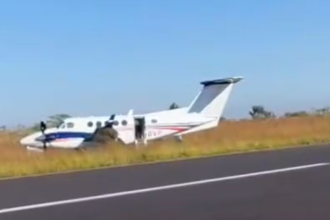 Pneus do avião de dupla sertaneja estouram durante pouso de emergência