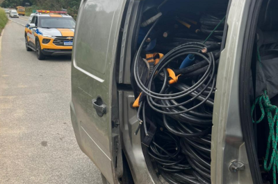 Ao serem abordados, suspeitos de furtar fios de cobre de empresa de telefonia confessaram o crime -  (crédito: PMMG / Divulgação)