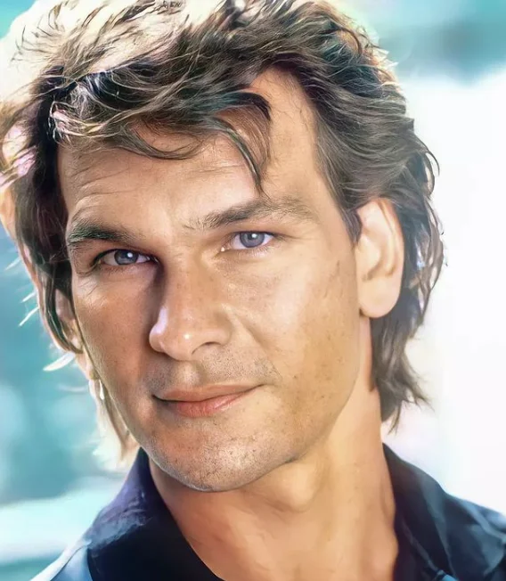 Patrick Swayze, famoso por protagonizar o clássico "Dirty Dancing: Ritmo Quente" (1987), teria completado 72 anos no dia 18 de agosto de 2024. Os fãs sentem saudade desse astro talentoso que morreu precocemente. Conheça mais sobre ele! -  (crédito: reprodução patrickswayzeofficial)