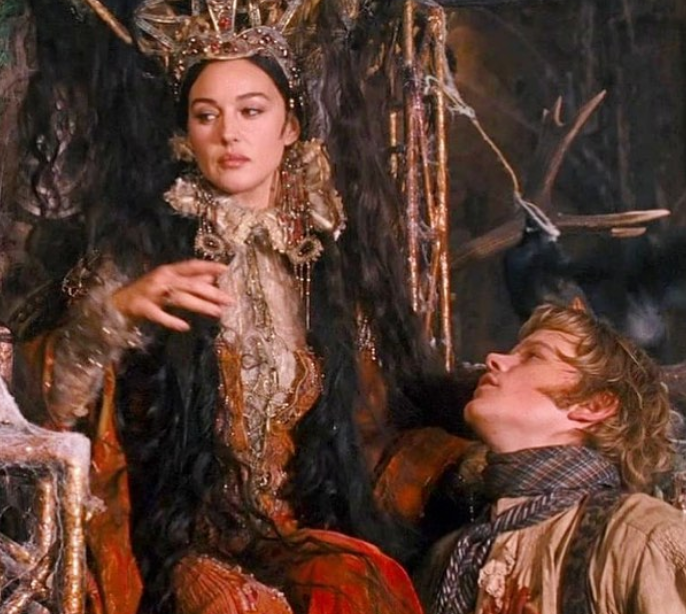 MONICA BELUCCI - A atriz e modelo já atuou em vários filmes como "Irmãos Grimm" (2005-foto), “007 Contra Spectre” (2015), “A Paixão de Cristo” (2005), e “Matrix Reloaded” (2003). Está no elenco de "Beetlejuice 2" (sequência de "Os Fantasmas se divertem"), com lançamento previsto para setembro de 2024 nos Estados Unidos, pela Warner Bros.