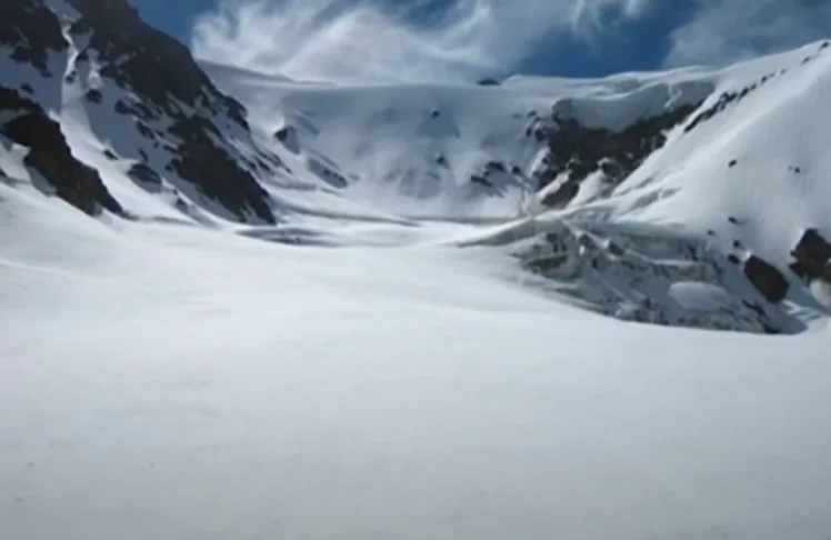 O alpinista Ricardo Peñas liderou uma expedição para documentar a rota de fuga dos sobreviventes e fez descobertas no local do acidente. Seus registros mostram as paisagens desoladoras vistas pelos sobreviventes ao redor da aeronave.