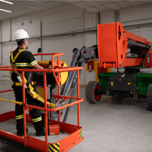 Plataformas elevatórias são opção para trabalho em altura - DINO