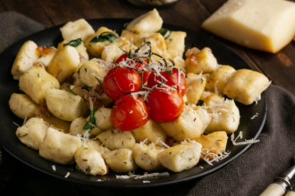 Nhoque de batata-doce com molho de ervas: leve, nutritivo e cheio de sabor