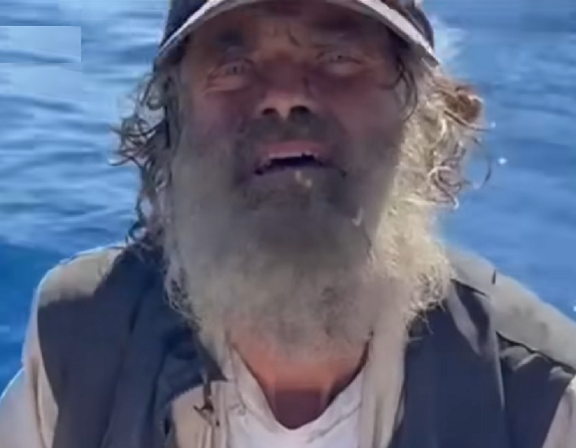 Pra quem não viu: Homem e cão sobrevivem no oceano por dois meses