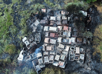 Imagens feitas pela reportagem do EM mostram que, ao menos, 40 veículos que foram atingidos por incêndio -  (crédito: Leandro Couri / EM / D.A Press)