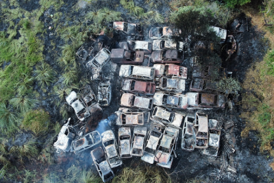 Imagens feitas pela reportagem do EM mostram que, ao menos, 40 veículos que foram atingidos por incêndio -  (crédito: Leandro Couri / EM / D.A Press)