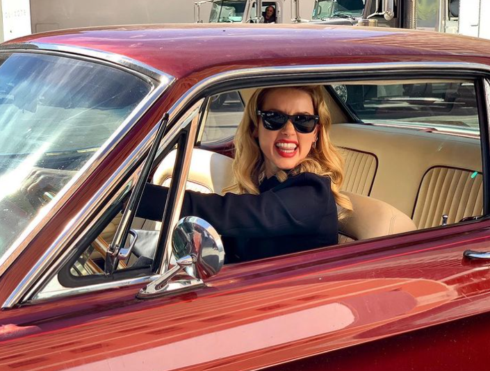 Além disso, Amber Heard foi flagrada em mentiras.  O jurado disse que foi um "fiasco" a declaração da atriz de que havia doado o acordo de divórcio (US$ 7 milhões) para caridade - o que ficou provado que não tinha sido feito. Isso foi a gota d'água. 