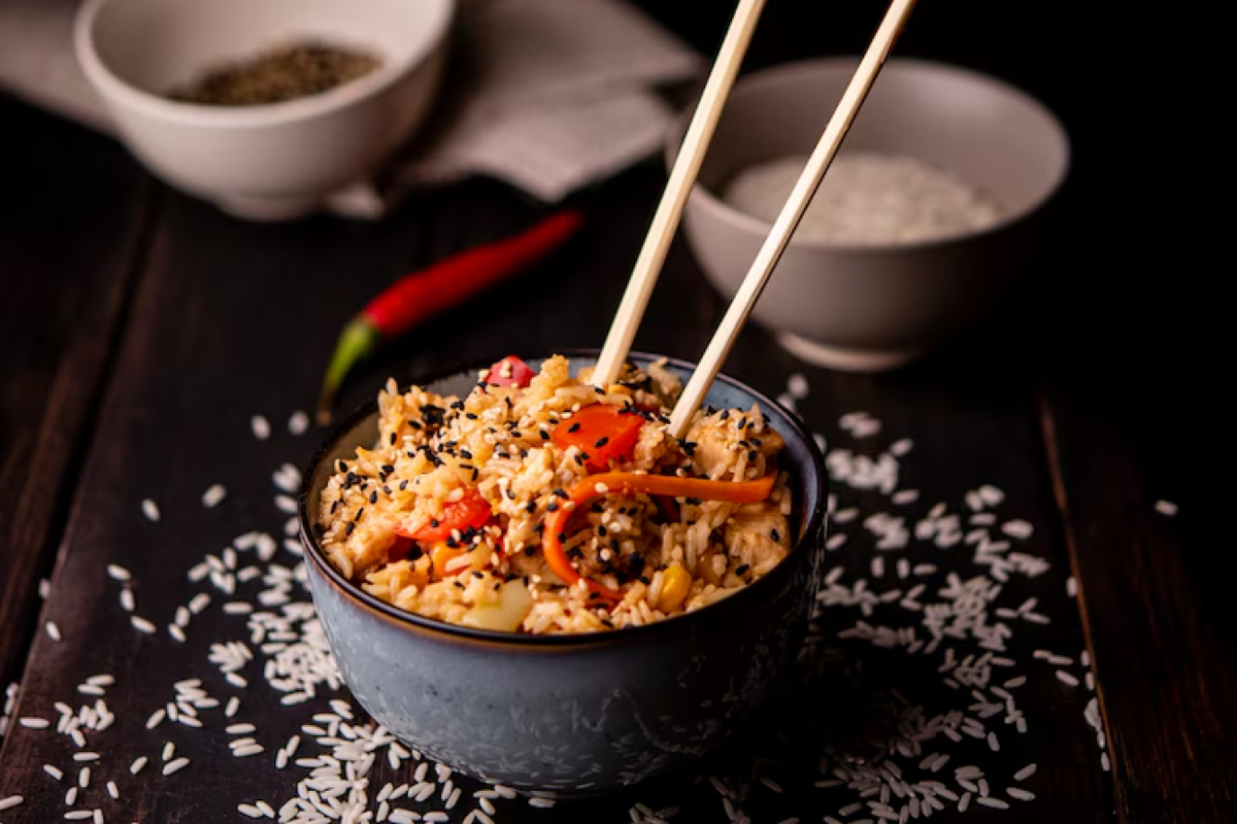 Espetar a comida com os hashis ou deixá-los cravados no arroz é sinal de desrespeito na cultura chinesa.