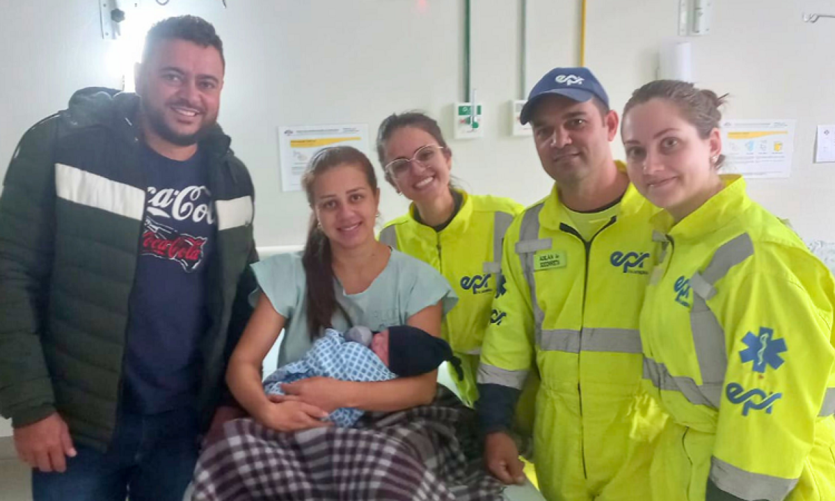 Parto foi conduzido por profissionais da EPR Via Mineira, concessionária que istra a BR-040, durante o deslocamento ao hospital
 -  (crédito: EPR Via Mineira / EM / D.A Press)