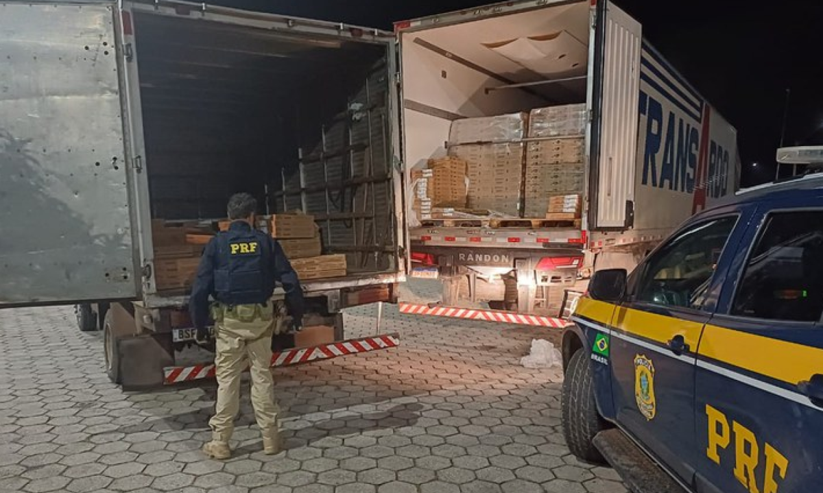 Suspeitos de tentar furtar carga de latic&iacute;nios usaram ve&iacute;culo furtado em Contagem, na Grande BH -  (crédito: PRF/Divulga&ccedil;&atilde;o)