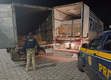 Suspeitos de tentar furtar carga de laticínios usaram veículo furtado em Contagem, na Grande BH -  (crédito: PRF/Divulgação)