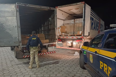 Suspeitos de tentar furtar carga de laticínios usaram veículo furtado em Contagem, na Grande BH -  (crédito: PRF/Divulgação)