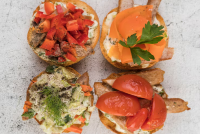 Bruschettas crocantes e coloridas: o lanche gourmet que conquista pelo sabor e pela simplicidade. -  (crédito: Freepik)
