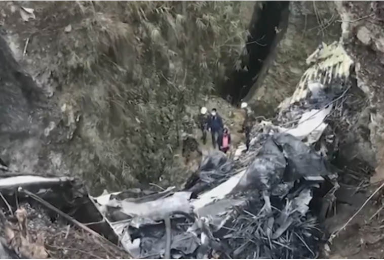 Abhishek Pratap Shah, um ex-parlamentar do Nepal, disse ao canal indiano NDTV que as equipes recuperaram o telefone no qual o vídeo foi encontrado nos destroços. Este foi o pior acidente da história do Nepal em três décadas. A investigação concluiu que houve falha humana: uma manobra fez o avião perder propulsão e cair.-Reprodução de TV