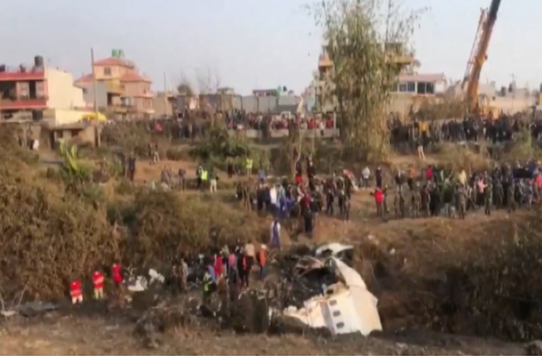 A queda de avião ocorreu numa área residencial, mas não houve vítimas em terra. Moradores acompanharam os trabalhos.-Reprodução de TV