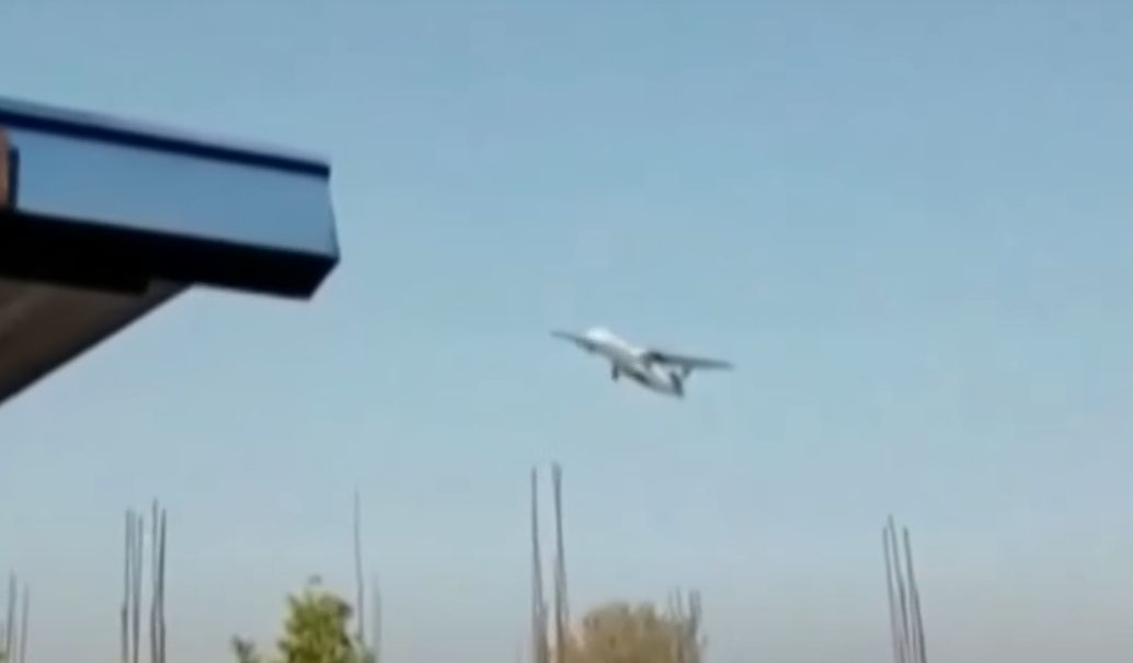 Num vídeo compartilhado nas redes sociais, o avião foi visto por várias pessoas quando voava baixo sobre uma área residencial.-Reprodução de vídeo redes sociais 