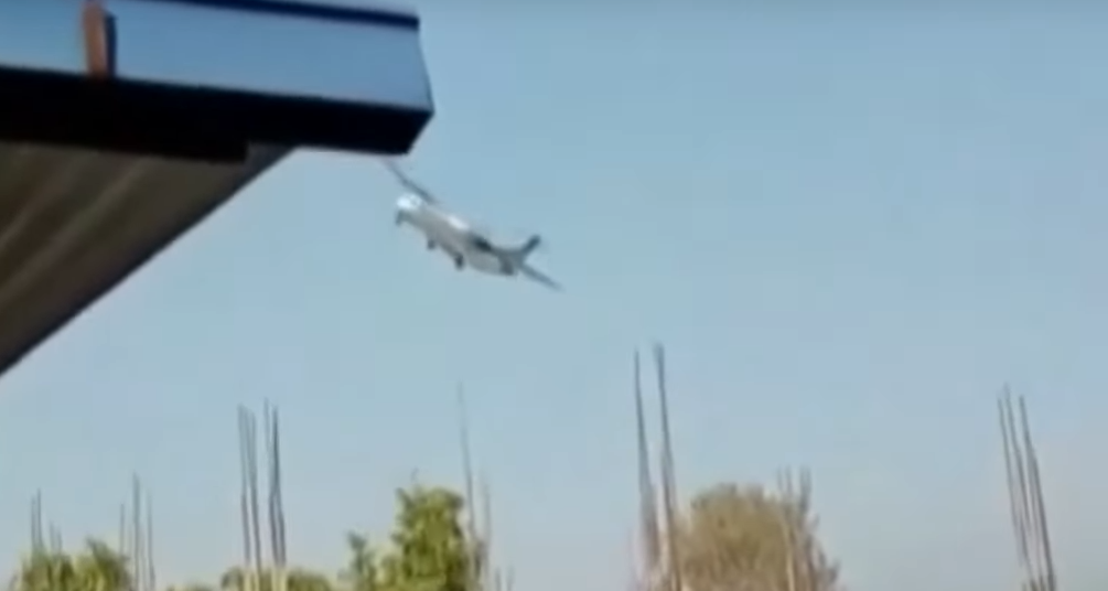 De repente, o avião fez uma manobra e se inclinou de forma brusca para a esquerda, e então se ouviu uma forte explosão.-Reprodução de vídeo redes sociais 