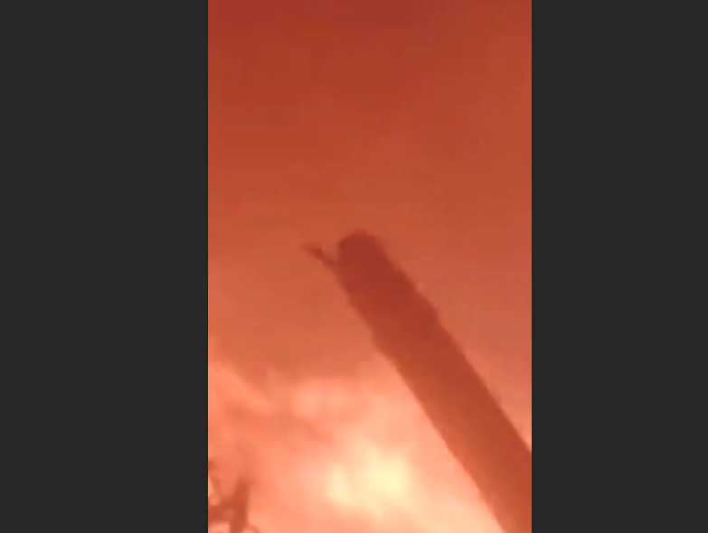 Logo depois, a imagem fica confusa e é possível ouvir gritos. A transmissão termina mostrando destroços em chamas.-Reprodução de vídeo redes sociais 