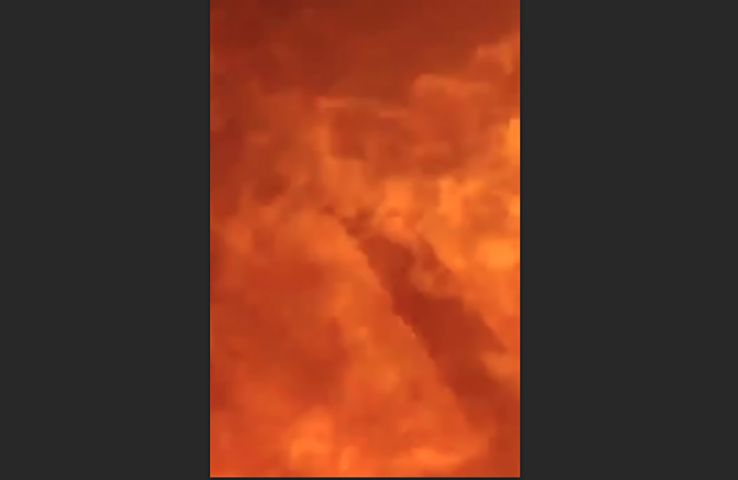 Dá para ouvir o barulho de um explosão e a imagem é preenchida pelo fogo intenso. -Reprodução de vídeo redes sociais 
