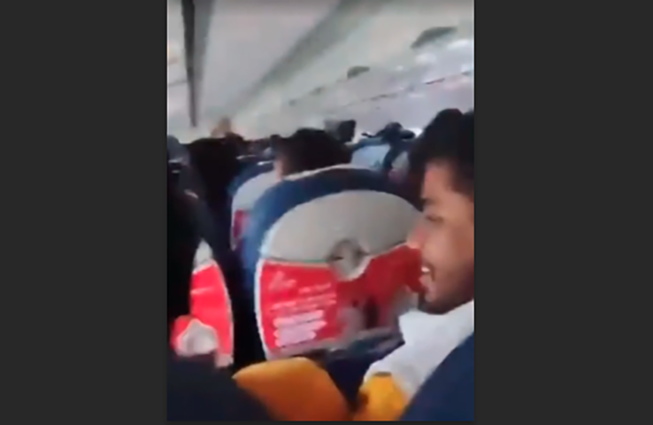 No vídeo, é possível ver que os passageiros estão calmos e não há qualquer indicação de que havia algum problema com o avião. Um deles até sorri. -Reprodução de vídeo redes sociais 